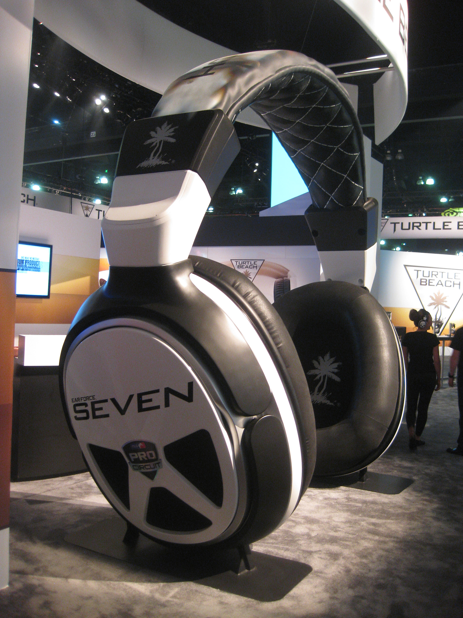 ecn_072013_e3-turtlebeach-oversized_headset